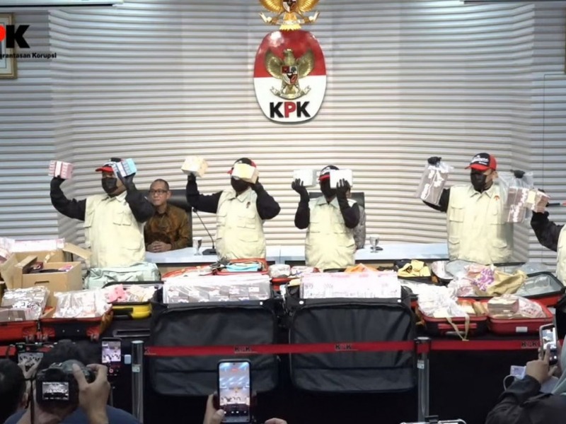 KPK menggeledah maraton—dari ruang dirjen ATR/BPN hingga kantor Summarecon di Jakarta Timur dan Bogor—demi mengejar barang bukti kasus suap HGB Rp106,3 miliar, OTT terbesar sepanjang sejarah lembaga itu.