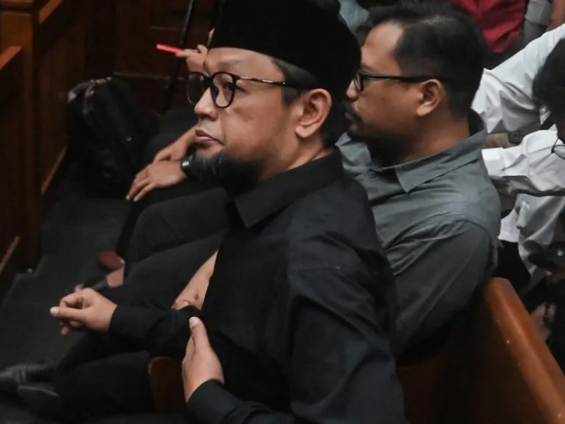 Gus Alex, eks staf khusus Menag Yaqut Cholil Qoumas, meyakini US$1 juta untuk Pansus Haji sampai ke Nusron Wahid lewat perantara Zaenal Abidin. Ironinya, Nusron dulu justru Ketua Pansus Angket Haji DPR. Hingga kini ia belum menjawab konfirmasi media.