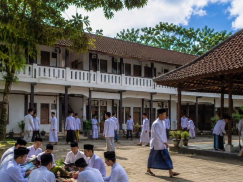 Berkas kasus santri tewas terbakar di ponpes Batukliang, Lombok Tengah, masih mandek karena kejaksaan minta pendalaman ulang saksi dan ganti rugi—sementara berkas tersangka anak justru sudah siap disidangkan lebih dulu.