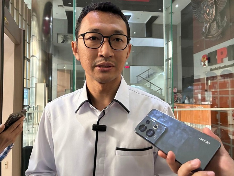 KPK menduga rekening mantan asisten pribadi Ridwan Kamil, Randy Kusumaatmadja, jadi titik transit dana nonbudgeter korupsi iklan Bank BJB—sementara aktivitas eks Gubernur Jabar itu sendiri turut didalami penyidik.