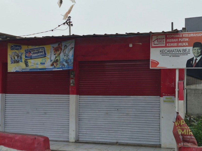 Dari 63 Koperasi Desa/Kelurahan Merah Putih yang diresmikan di Depok, baru satu gerai di Kelurahan Grogol yang beroperasi—sisanya terkunci dan sepi, terkendala lahan hingga pergantian pengurus, di tengah target nasional program senilai Rp240 triliun.