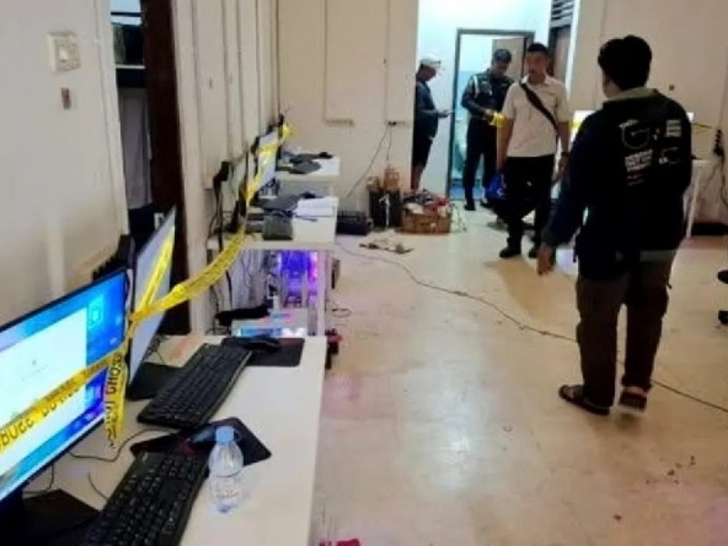 TNI AD menggerebek rumah dinas Kompleks KPAD Cijantung milik Letkol Inf Arman Jab yang disewakan jadi markas judi online—11 operator sipil diamankan bersama puluhan komputer dan ponsel, KSAD Maruli Simanjuntak janji tindak tegas jika prajurit terbukti terlibat.