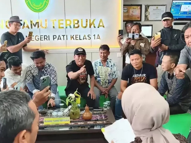 Audiensi di PN Pati berujung ricuh usai Koordinator AMPB, Supriyono alias Botok, menuduh hakim terima suap Rp1 miliar dan menyiram juru bicara pengadilan dengan air mineral—Komisi Yudisial kini menyoroti insiden ini sebagai perbuatan merendahkan kehormatan hakim.
