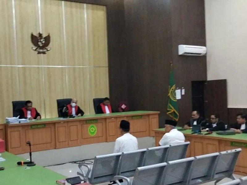 Eks Bupati Bengkulu Utara Imron Rosyadi dituntut 4,5 tahun penjara atas dugaan korupsi perizinan tambang PT Ratu Samban Mining senilai Rp600 juta—jaksa menyebut keterangannya di persidangan berbelit-belit.