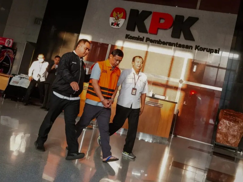 KPK ungkap adik mantan Kepala BNPB, Bima Setiawan, pakai dana bencana Rp30,98 miliar untuk beli saham lewat perusahaan terafiliasi—penyidik juga menggeledah ruang kerja Letjen TNI Suharyanto dan berkoordinasi dengan Puspom TNI.