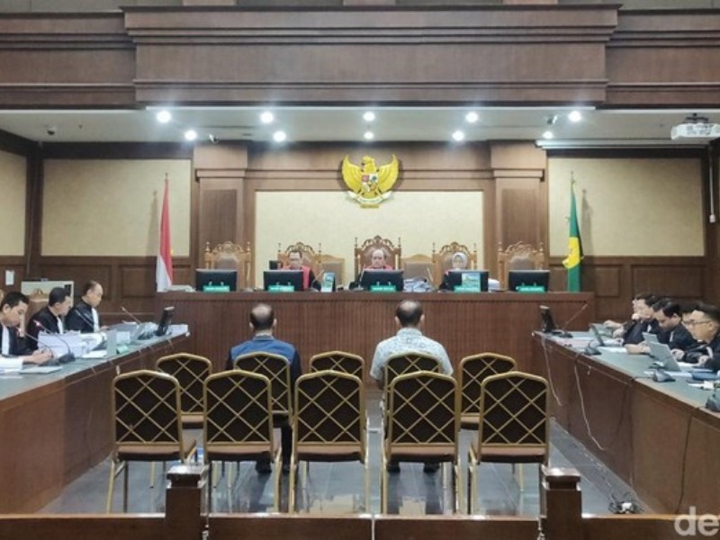 Jaksa KPK menuntut tiga eks pejabat Bea Cukai—Rizal, Sisprian Subiaksono, dan Orlando Hamonangan—7,5 hingga 11,5 tahun penjara atas dugaan suap dan gratifikasi Rp78,8 miliar dari bos Blueray Cargo, John Field, agar barang impor lolos cepat dari pengawasan kepabeanan.