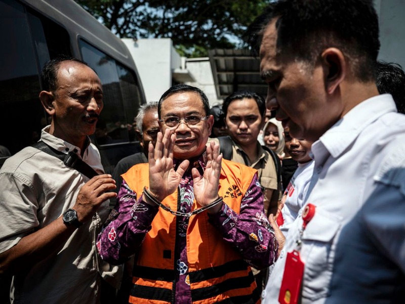 Bupati Pati nonaktif Sudewo divonis 8 tahun 6 bulan penjara oleh Pengadilan Tipikor Semarang atas suap proyek DJKA dan pemerasan pengisian perangkat desa—ia langsung menyatakan banding, sementara ribuan personel keamanan disiagakan dan warga menggelar ruwatan di alun-alun.