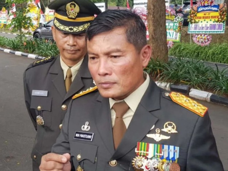 Mantan ajudan Presiden Joko Widodo, Letjen TNI Widi Prasetijono, dituntut 10 tahun penjara dan dipecat dari TNI dalam kasus korupsi penjualan lahan BUMD Cilacap senilai Rp237 miliar—diduga menerima aliran dana Rp21,05 miliar dari transaksi yang merugikan negara.
