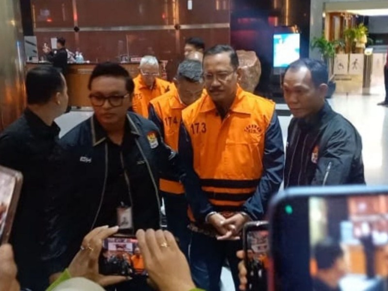 KPK menahan 7 dari 8 tersangka baru korupsi proyek jalan Sumut, termasuk eks Kepala BBPJN Sumut Stanley Cicero—namun KPK dikritik tebang pilih karena belum memanggil Gubernur Sumut Bobby Nasution meski namanya berulang disebut di persidangan.