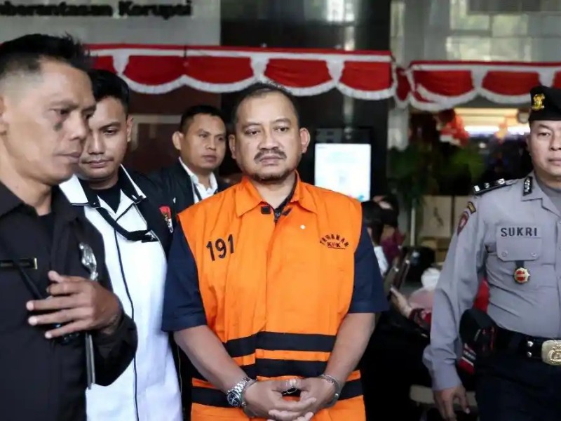 KPK memeriksa Ketua DPD Golkar Pemalang Nur Azmi Wicaksono soal pembahasan jabatan dengan Bupati nonaktif Anom Widiyantoro—kasus pemerasan ini terungkap setelah diduga bocor lewat staf administrasi KPK sendiri yang juga anggota Brimob Polri.