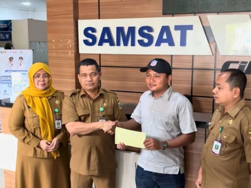 Montir bengkel Yudariansyah di Tangerang mendadak ditagih tunggakan pajak McLaren Rp137,4 juta meski terverifikasi sebagai warga kurang mampu—DPR menduga identitasnya dicatut untuk menghindari pajak progresif kendaraan mewah.