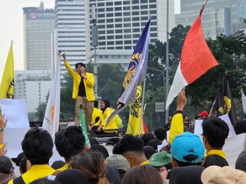 Bertepatan dengan Hari Sumpah Pemuda, mahasiswa menyuarakan lima tuntutan yang menyentuh persoalan mendasar bangsa: anggaran negara, pendidikan, bencana ekologis, korupsi, dan kebebasan berpendapat. Kritik terhadap program pemerintah menjadi pengingat bahwa kebijakan publik harus diuji melalui manfaat nyata bagi rakyat, bukan sekadar besarnya anggaran atau megahnya janji.