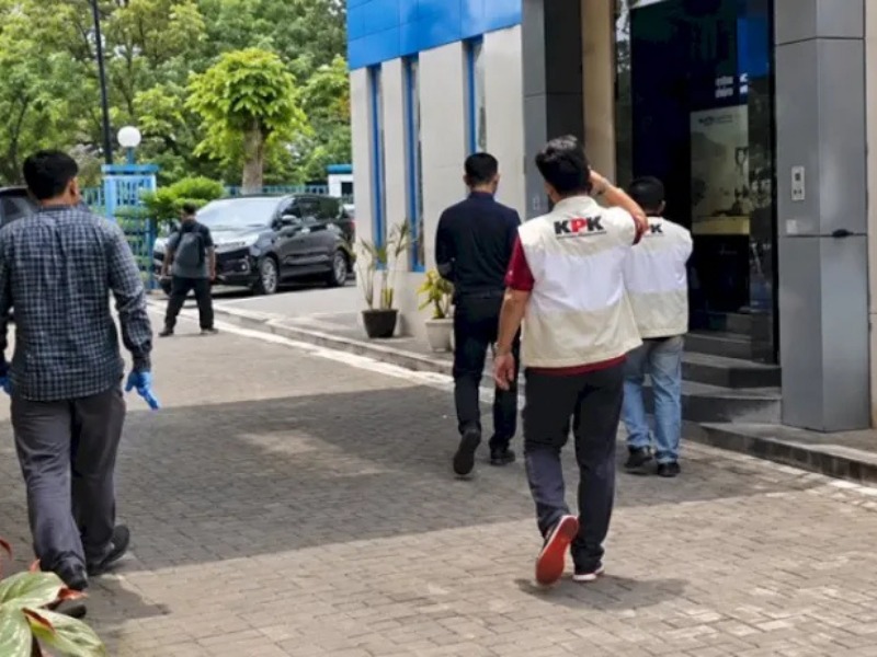 KPK menggeledah kantor pusat PT Djarum dan Bea Cukai Kudus terkait dugaan kickback pita cukai rokok, bagian dari pengembangan kasus suap Ditjen Bea Cukai—PT Djarum menyatakan kooperatif, sementara KPK menegaskan belum ada tersangka baru dari penggeledahan ini.