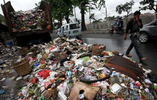 http://cdn.gresnews.com/showimg.php?size=view&imgname=20111226sampah%20by%20mediaindonesia.com