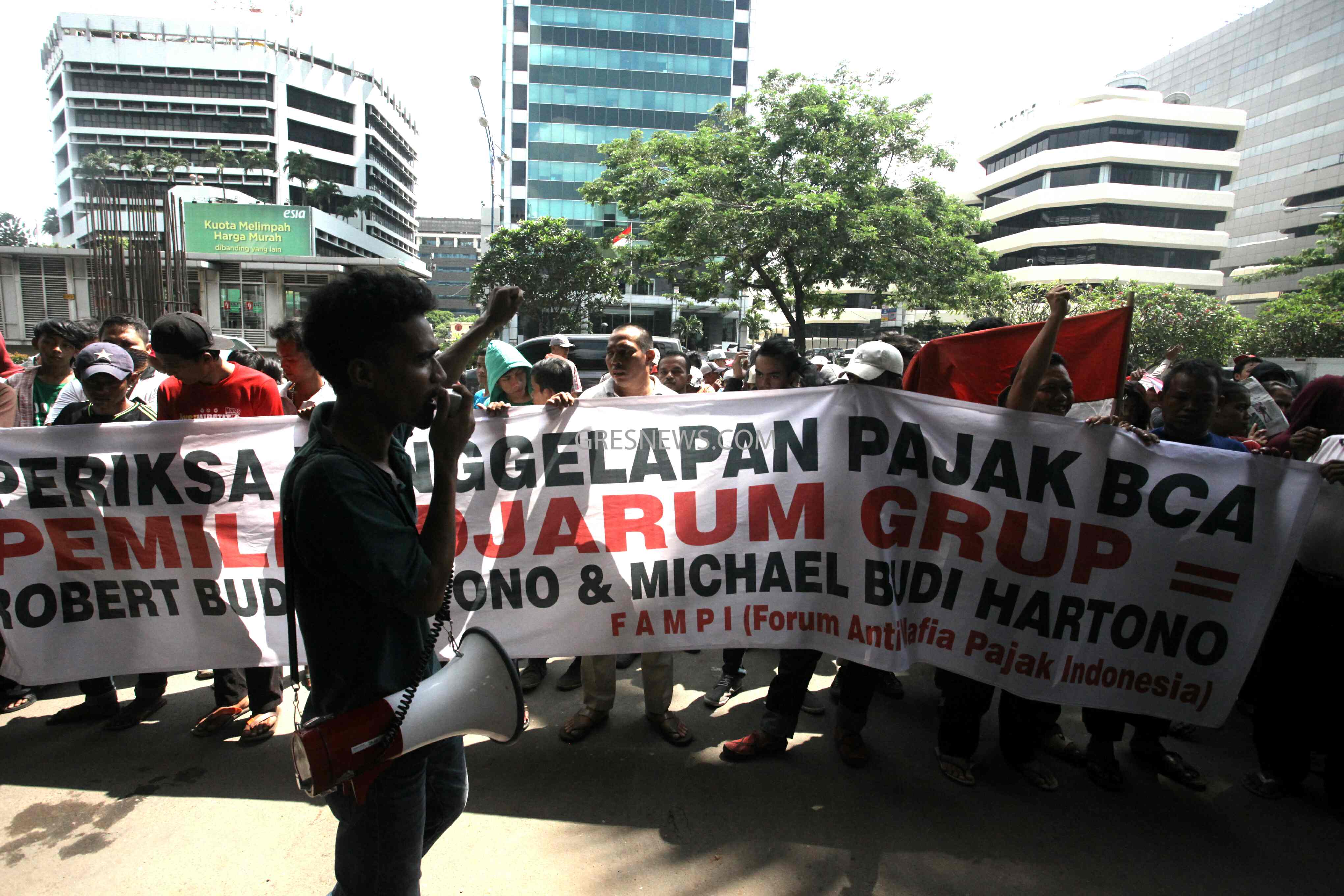 FOTO: KPK Dituntut Tuntaskan Kasus Pajak BCA