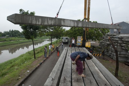 FOTO Beton Sodetan Kali Ciliwung Cegah Banjir