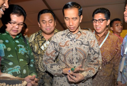 FOTO Jokowi Pakai Batu Akik FOTO Jokowi Pakai Batu Akik